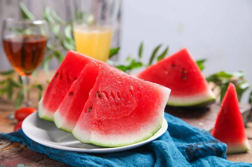 西瓜是夏季最受欢迎的水果之一，不仅味道甘甜，而且具有许多养生的好处