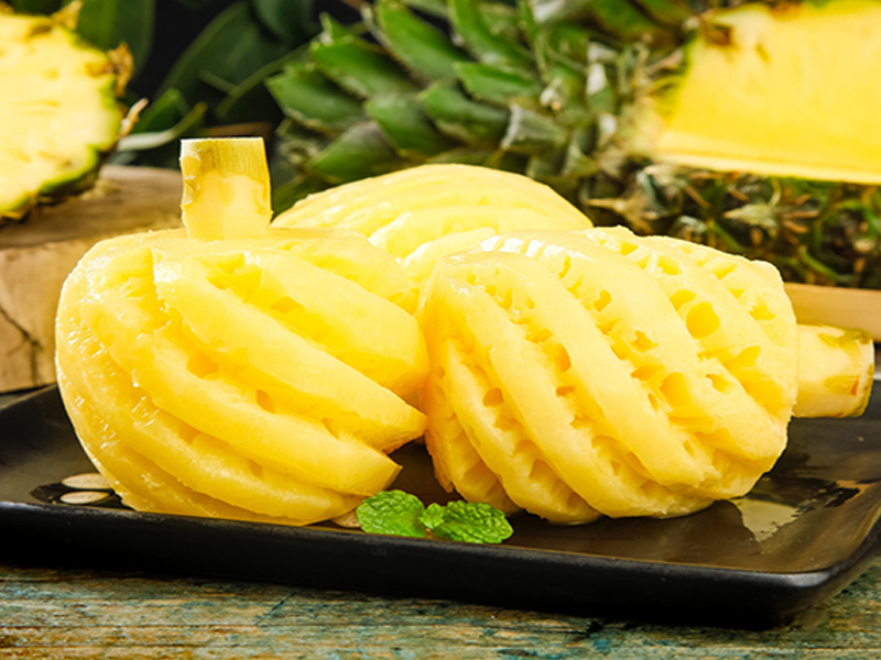 夏天吃菠萝有很多好处它不仅能消暑解渴还可以补充维生素C，促进消化，保护眼睛和促进心脏健康